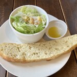 ぴちぴち金魚 - サラダとフォカッチャ