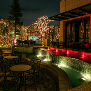 リゾート気分を味わうのならテラス席。夜になるとイルミネーションが点灯します。