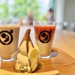 ダカフェ - 前）チョコバナナソフト、左）チョコバナナミルクジュース、右）いちごミルク