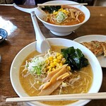 らーめん勝蔵 - 手前:みそラーメン、餃子(6個)、奥:からしみそラーメン