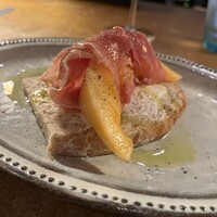 BLU - クィンシーメロンと生ハム、リコッタチーズのクロスティーニ