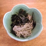博多屋台らーめん 壱弐参  - 冷やし味玉中華そばに付いてくるとろろ昆布