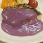 キッチン ブルー グローブ - 正面から、あごだし仕立ての紫芋のソースは、タップリ！