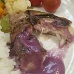 キッチン ブルー グローブ - 黒鯛ムニエルをカット