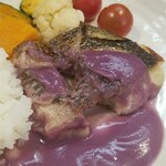 キッチン ブルー グローブ - 黒鯛ムニエル、皮が伸びています