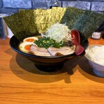 へうげもの - 洒落た店内に洒落たどんぶり