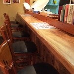 麦きり トクオカ - 入って正面左にカウンター