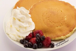 h Hawaiian Pancakes House Paanilani - ベリーベリーパンケーキ　山盛りのホイップと甘酸っぱいベリー