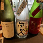 角打福本屋 - 利き酒セットを頼むとボトルを並べていただける嬉しいサービス