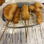 角打福本屋 - 串揚げ、これはフツー　ソースを自分でかけていただきます