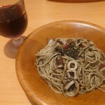 サイゼリヤ - イカの墨入りセピアソース、グラスワイン(赤)