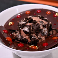 ラトリエ ドゥ ジョエル・ロブション - 【LUNCH MENU B @税込10,000円】なめらかなショコラのガナッシュ ビタークッキーでコーティングしたカカオのグラス