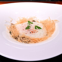 ラトリエ ドゥ ジョエル・ロブション - 【LUNCH MENU B @税込10,000円】モリーユ茸のフリカッセと半熟卵 キノコのカプチーノ仕立て