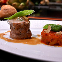 ラトリエ ドゥ ジョエル・ロブション - 【LUNCH MENU B @税込10,000円】岩中豚フィレ肉のロティと万願寺とうがらしのコンディモンをビゴール豚の生ハムで覆って