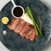 国産牛サーロイン肉のロティ 藻塩とすだち、赤ワインソース