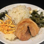 豚風。 - 限定『冷ネーギ・シルナシー』（1,250円）＋燻製うずら（150円）＋辛ニラ（100円）、ニンニクコール