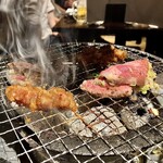 焼肉料理屋わんこ - よいおつまみになる「かっぱ肉」と「上タン塩ネギ焼」を焼いているところ…