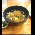 Tonkatsu Yuugorou - なめこ　お豆腐　おネギ　ワカメ（ドクターストップ）　のお味噌汁　お出汁が効いていて美味しかったです　byまみこまみこ