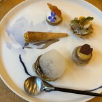 ロテュス - 縞鯵のタルト、リコッタパンケーキのチキンハムサンド、アサリにコンソメジュレとエスプーマ、コーン生地のコーン、アスパラムースのパイ