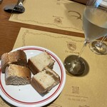 Trattoria Da KENZO - 食前にドリンクを頼んだらパンが出て来ました