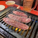Yakiniku Nyuyoko - ほほ肉は、焼くと真ん中の筋が縮んでいきます