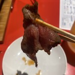 Yakiniku Nyuyoko - レア目のロースを食べると、肉の酸味が残っていておいし〜！「飲める」と言うか、「飲みたい」ロースです（笑）
