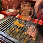 Yakiniku Nyuyoko - レア目に焼いて、最後にサーロインをクルクルっと巻いて生卵に入れてくれます