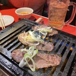 Yakiniku Nyuyoko - ほほ肉の上にネギ塩ポン酢置いて食べまーす