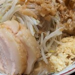 ラーメン 豚山 北千住東口店 - 小ラーメン　ニンニクアブラアレ(花カツオ)