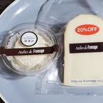 アトリエ・ド・フロマージュ - 上;ココンは数々の賞を受賞
            名前のココンは熟成する過程を楽しむ為に古今とネーミング？
            下;燻製硬質チーズ（セミ•ハードタイプ）
            