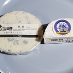 アトリエ・ド・フロマージュ - ブルーチーズ2種類
            ピリッと辛い翡翠と以前 ながのマルシェで購入してお気に入りのカマンブルー