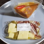 アトリエ・ド・フロマージュ - 上;味噌チーズ
            パスタフィラータ•タイプのチーズなので賞味期限は短め
            下;燻製BAL PALの商品も置いていました