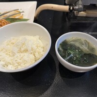 老舗精肉店直送 千種焼肉 飛騨牛の奴隷 千種店 - ご飯・ワカメスープ