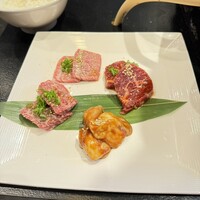 老舗精肉店直送 千種焼肉 飛騨牛の奴隷 千種店 - 4種盛り