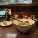 備長炭やきとり 美味美味 - 横から