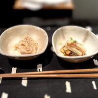 御二九と八さい はちべー - （左）ハチノス胡麻和え　（右）アキレスポン酢和え