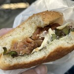 パン工房　リップカレント - 照り焼きチキンバーガー（断面）　チキンがプリプリ！