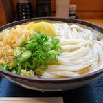 めりけんや - 冷ぶっかけうどん（特３玉）、ちくわ天、えび天870円