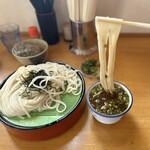 天領うどん - 汁に生卵を入れて混ぜて頂く。