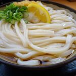 めりけんや - 冷ぶっかけうどん（特３玉）、ちくわ天、えび天870円