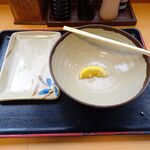 めりけんや - 冷ぶっかけうどん（特３玉）、ちくわ天、えび天870円