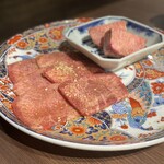 肉の頂 - タンは通常と厚切り