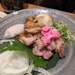 Yakitori Binchou Tan To Miyazaki Jidori Semmontora Toriya - 伊勢赤鶏のもも炙りたたき