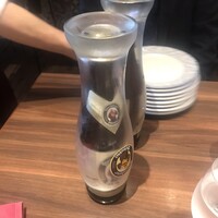 ミゲル フアニ 新宿タカシマヤ タイムズスクエア店 - 瓶を被せて現れたビール　濾過してないやつ　店員さんが一旦振ってから注いでくれました