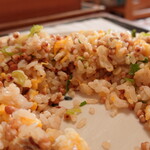 オリベ - “鯛焼き飯”、上品な“鯛”の旨味で、深みのある味わい、揚げた“蕎麦の実”で香ばしく、脂っこさもなくアッサリとした美味しさです。