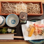 オリベ - ”三色”とは左から“田舎”、“白雪”、“せいろ”の３種類の“お蕎麦”のことです。