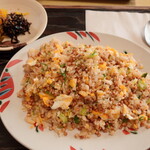 オリベ - “鯛焼き飯”は、“鯛の炊き込みご飯”を、“卵”とたくさんの“揚げた蕎麦の実”を混ぜ、炒めた“焼き飯”（風？）です。