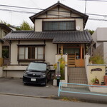 オリベ - お店は住宅街の一角、整形外科と薬局に挟まれた一軒家です。