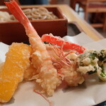 オリベ - “天ぷらのタネ”は“穴子”、“海老”、“パプリカ”は赤と黄色の２色に“ブロッコリーの５種類です。