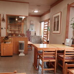 オリベ - 店内の様子、日差しが入り、明るいお店です。